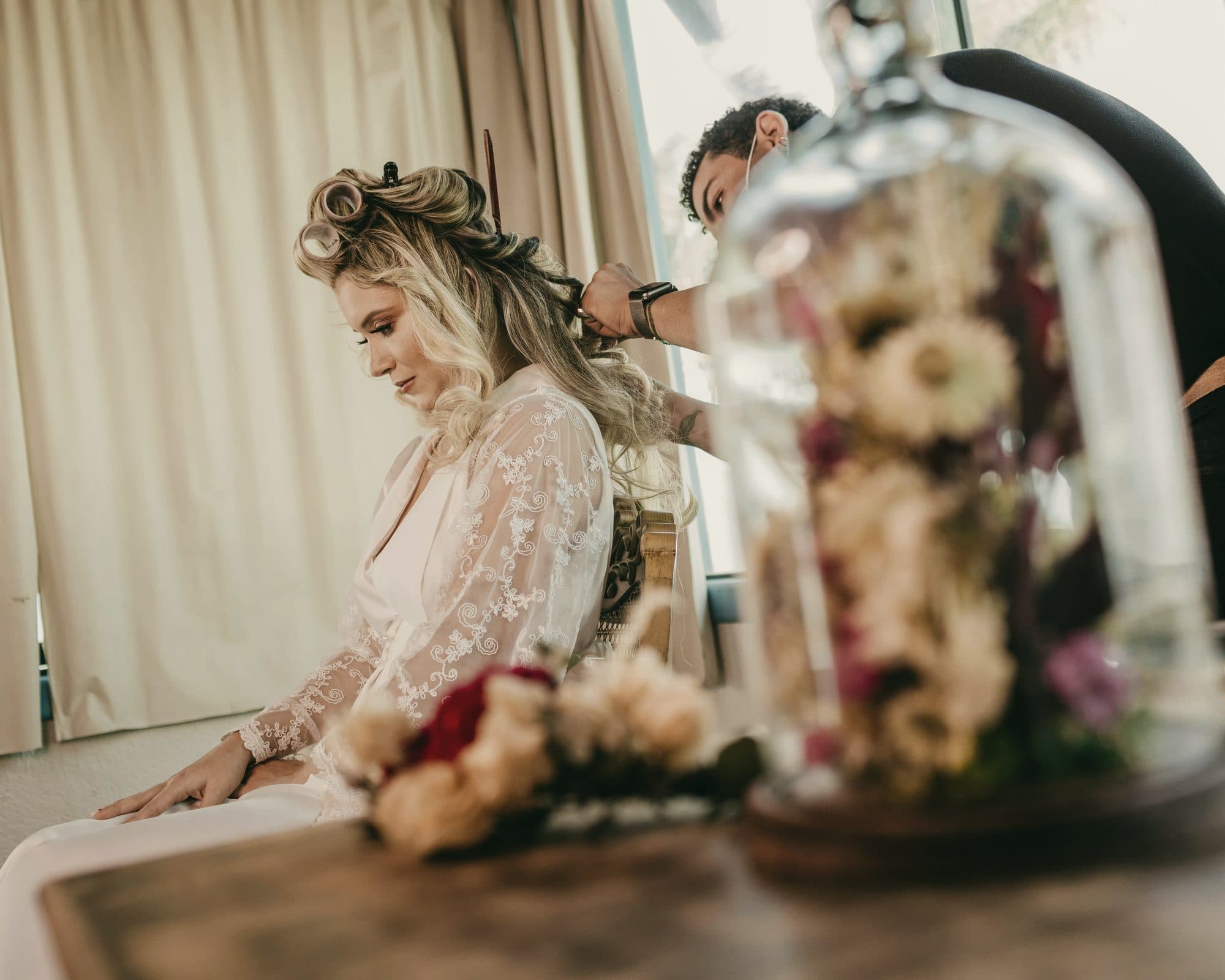 Estilista peinando a una novia antes de su boda